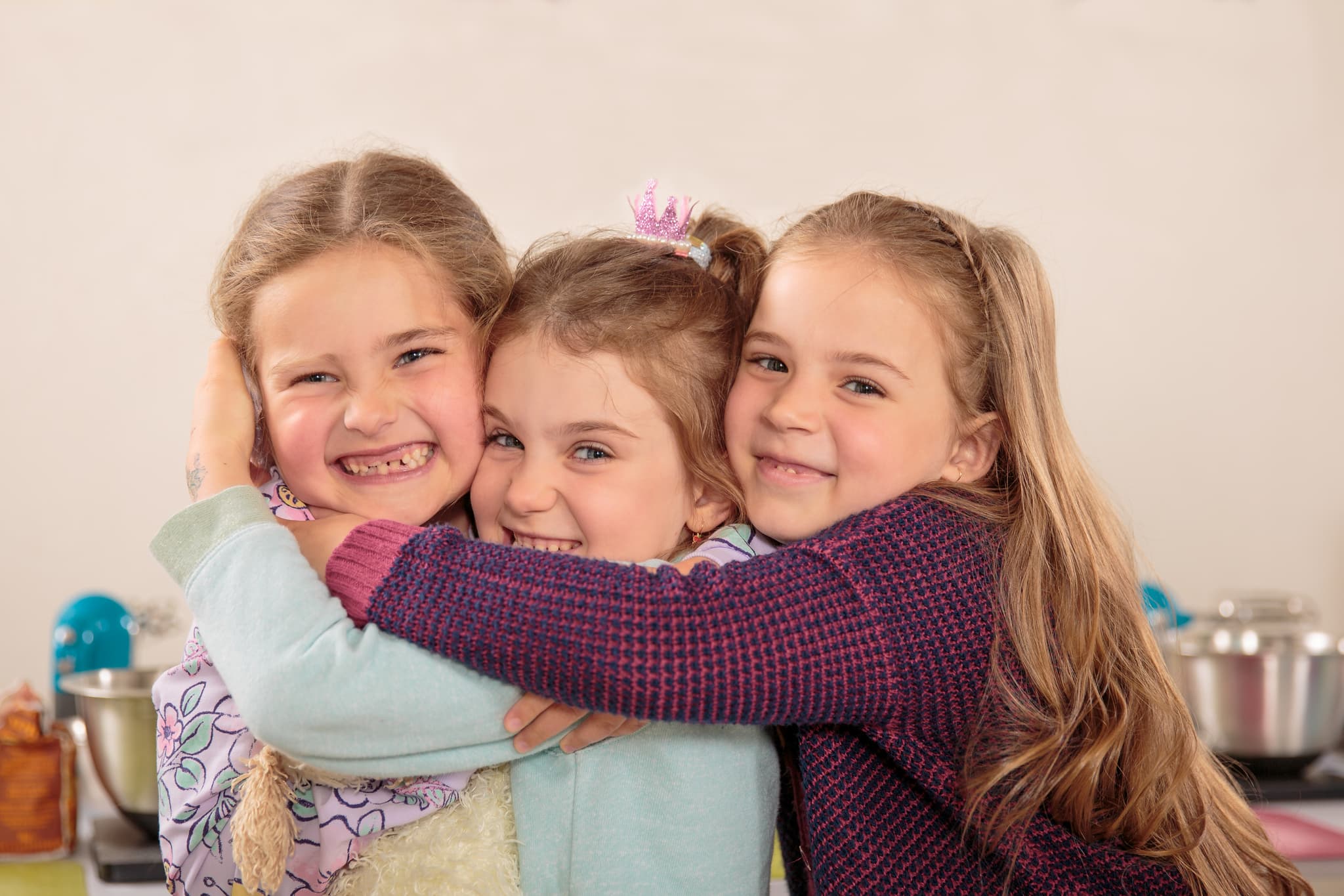 Georganiseerde gezinsassistent voor een warm gezin met 3 dochters